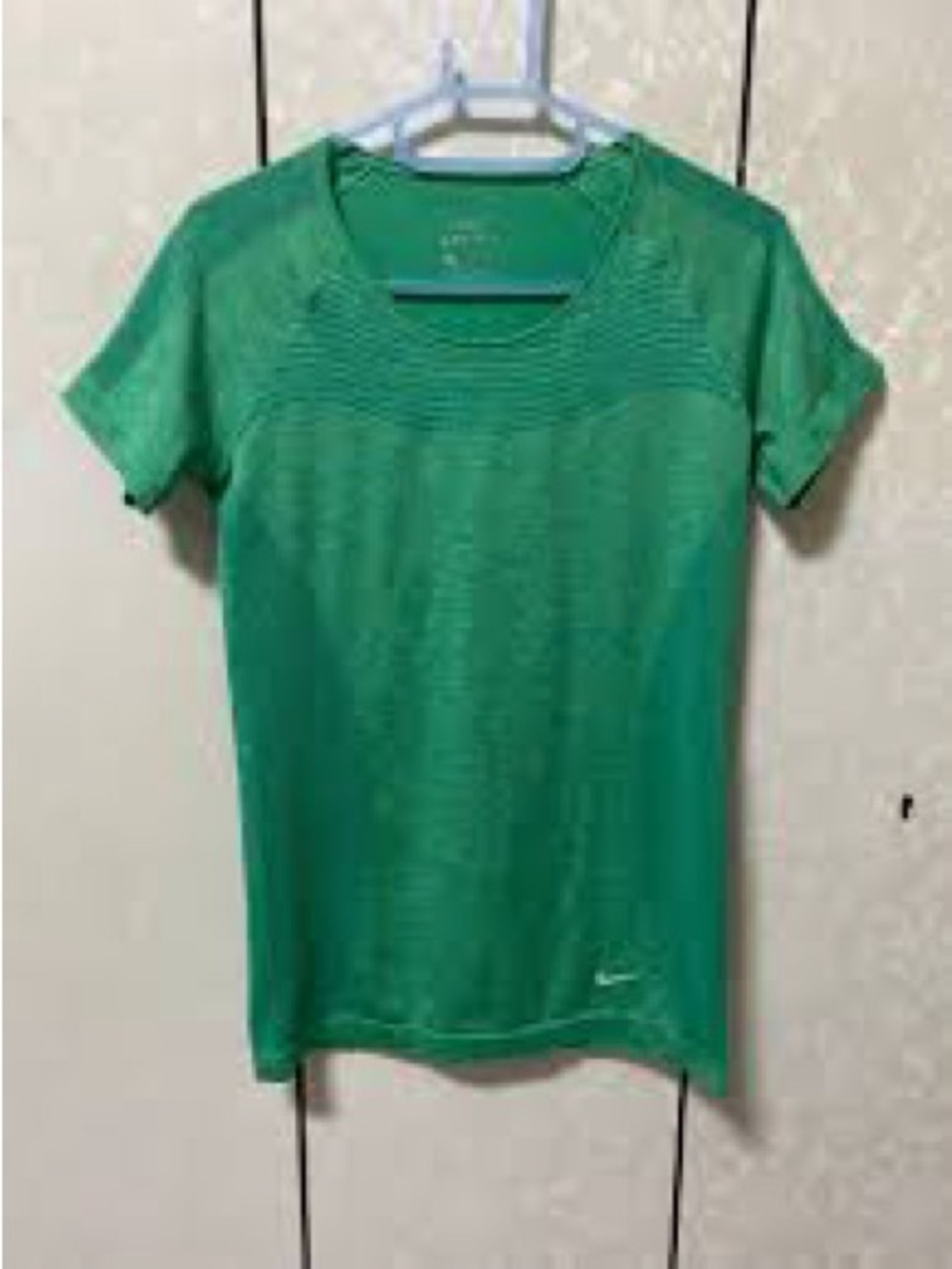 Nike Women’s Green Performance Short-Sleeve dri-fit Top size small